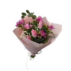 Buchet 6 lalele, 5 fire frezie,1 fir gipso, 1 fir eucalipt,2 fire pistacia, folie decor